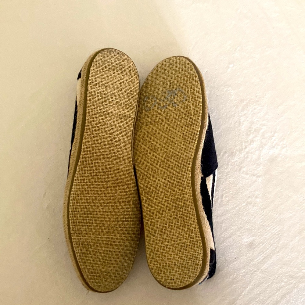 TOMS Size W7 Black with tan NEW - Picture 4 of 4